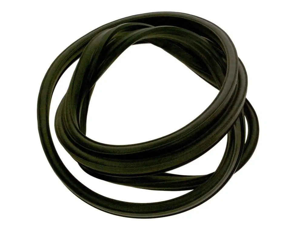 Schwarze Dichtung von Bosch, flexibel und in mehreren Schleifen gelegt, geeignet für verschiedene Anwendungen in der Verkleidungstechnik.